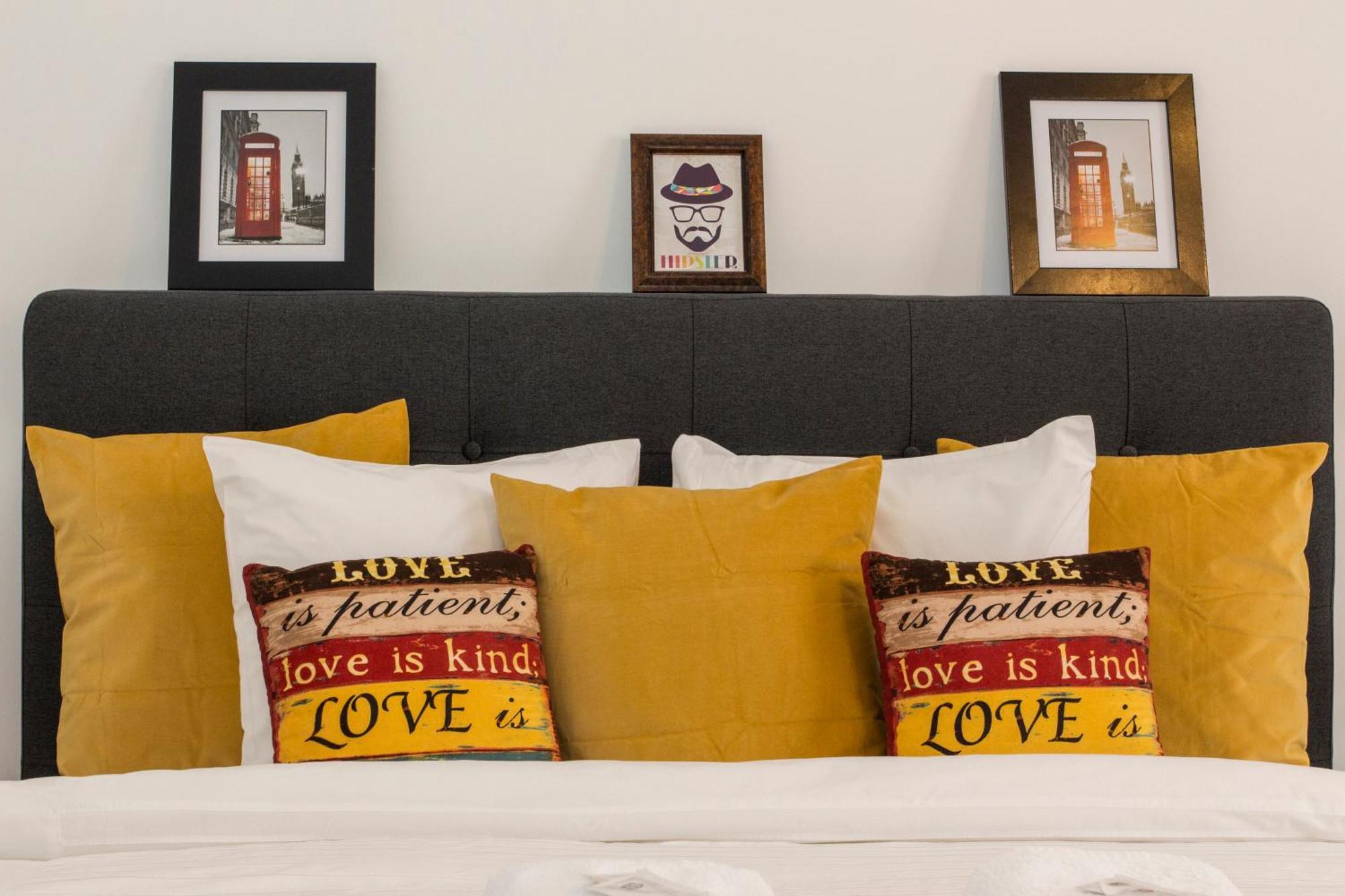 Old Town Premium Apartment By Mrg บูคาเรสต์ ภายนอก รูปภาพ