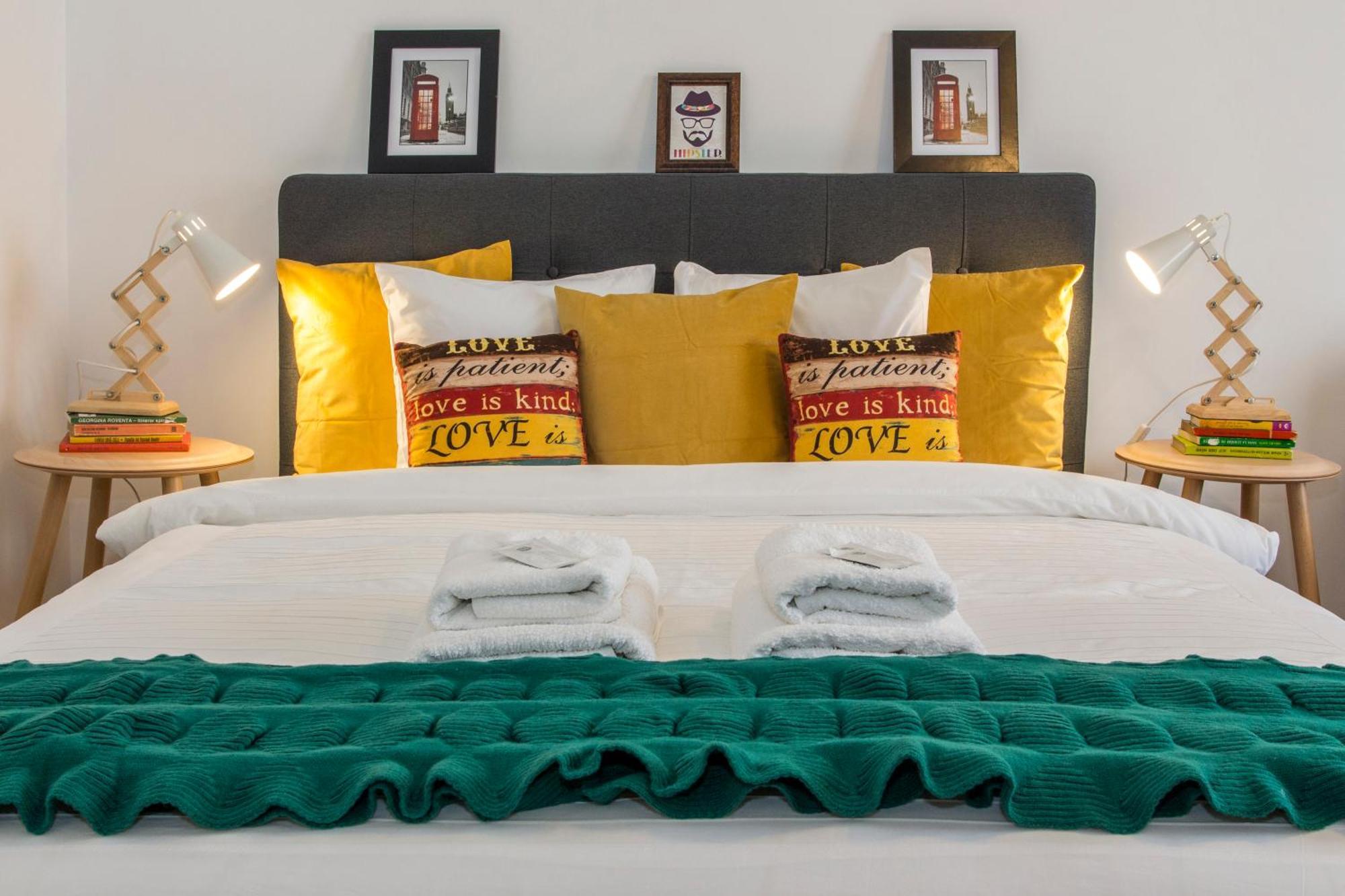 Old Town Premium Apartment By Mrg บูคาเรสต์ ภายนอก รูปภาพ